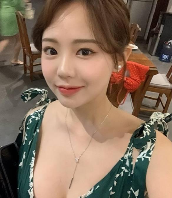 韩国丰满美女主播,魅力四溢的屏幕女神风采